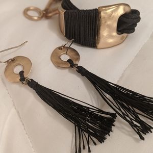 Black and gold colored bracelet with free earrings